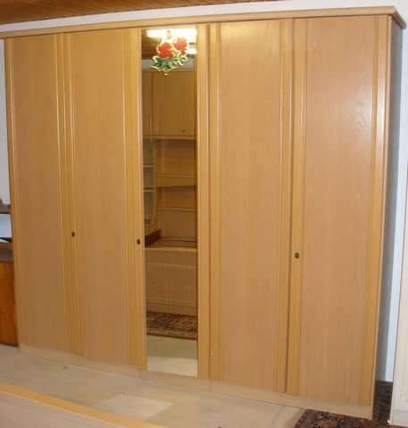 Sehr schönes, großes Schlafzimmer mit viel Stauraum